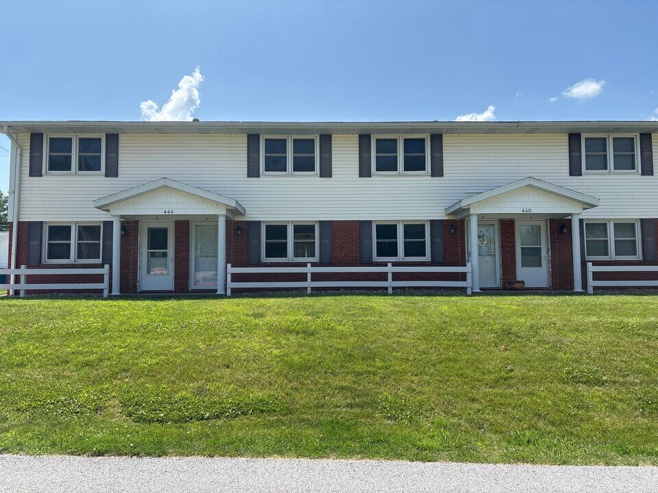 444 S 14th St in Le Claire, IA - Building Photo