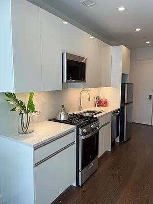 102 Charlton St in New York, NY - Building Photo