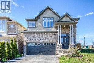 2 Creek Ridge St in Kitchener, ON - Building Photo