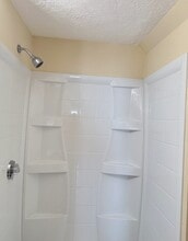 148 West St, Unit 1 in Worcester, MA - Foto de edificio - Building Photo