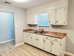 517 Benjulyn Rd in Gonzalez, FL - Building Photo - Building Photo