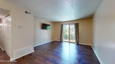 7074 Wildwood Cir in Louisville, KY - Building Photo - Building Photo