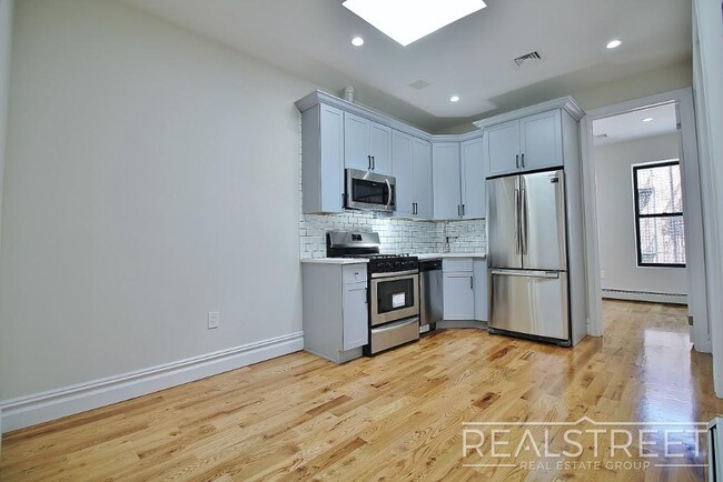 1576 Lincoln Place in Brooklyn, NY - Foto de edificio - Floor Plan