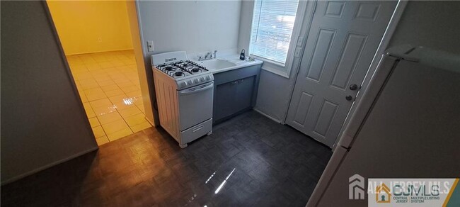 75 Redwood Ave in Edison, NJ - Building Photo - Building Photo
