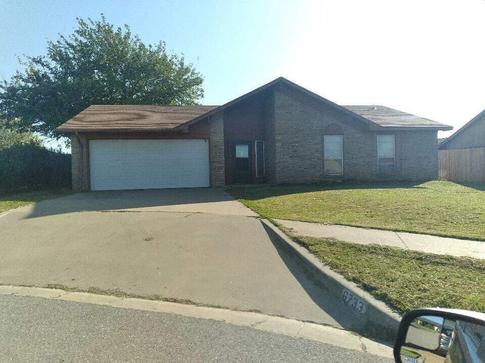 6733 SW Chaucer Dr in Lawton, OK - Building Photo