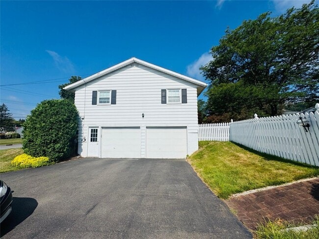 2715 Manhattan Dr in Endicott, NY - Building Photo - Building Photo