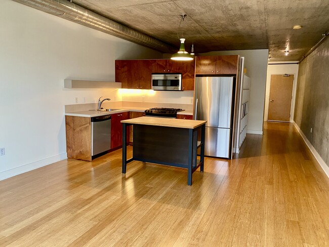 1926 W Burnside St, Unit 217 in Portland, OR - Foto de edificio - Building Photo