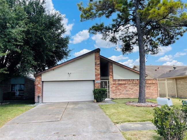 6823 Songbrook Dr in Houston, TX - Building Photo - Building Photo