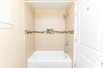 1124 W Roscoe St, Unit G in Chicago, IL - Building Photo - Building Photo