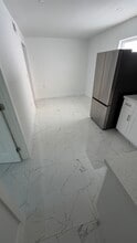 560 SE 6th St in Hialeah, FL - Foto de edificio - Building Photo