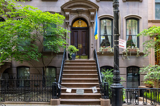 66 Perry St in New York, NY - Foto de edificio - Building Photo