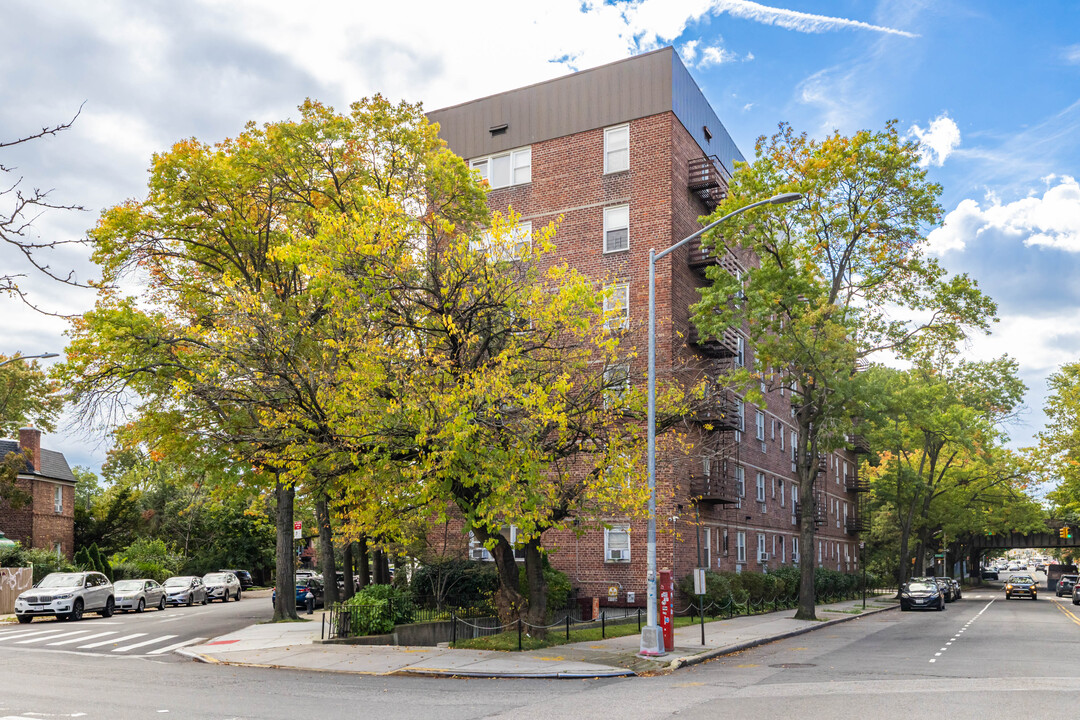 6692 Selfridge St in Forest Hills, NY - Building Photo