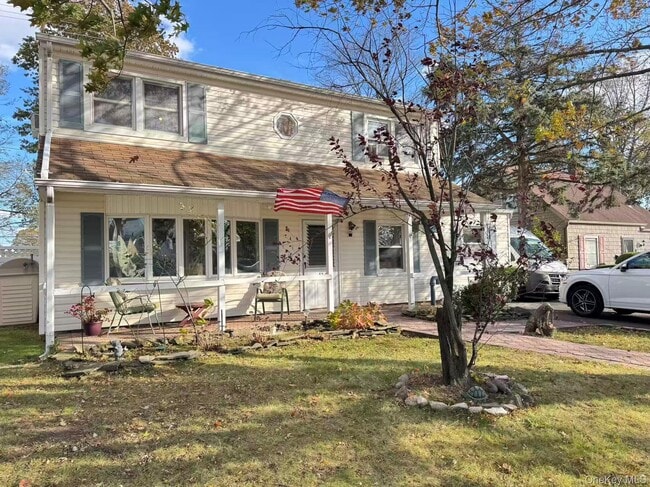 129 Spring Ln in Levittown, NY - Building Photo - Building Photo