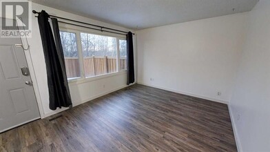 7863 Cedarwood Park in Grande Prairie, AB - Building Photo - Building Photo