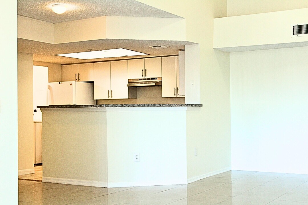 5065 Wiles Rd in Coconut Creek, FL - Building Photo