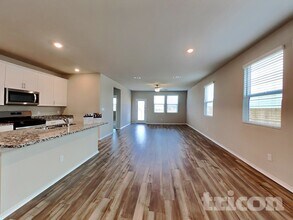 5100 Saddle Clb Dr in Georgetown, TX - Foto de edificio - Building Photo