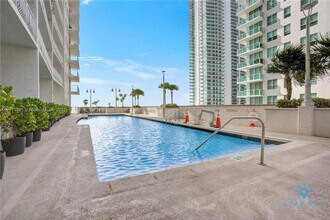 1200 Brickell Bay Dr in Miami, FL - Building Photo - Building Photo