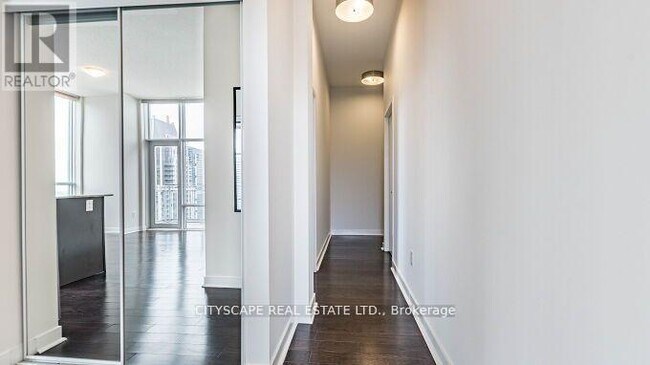 360-3360 Square One Dr in Mississauga, ON - Building Photo - Building Photo