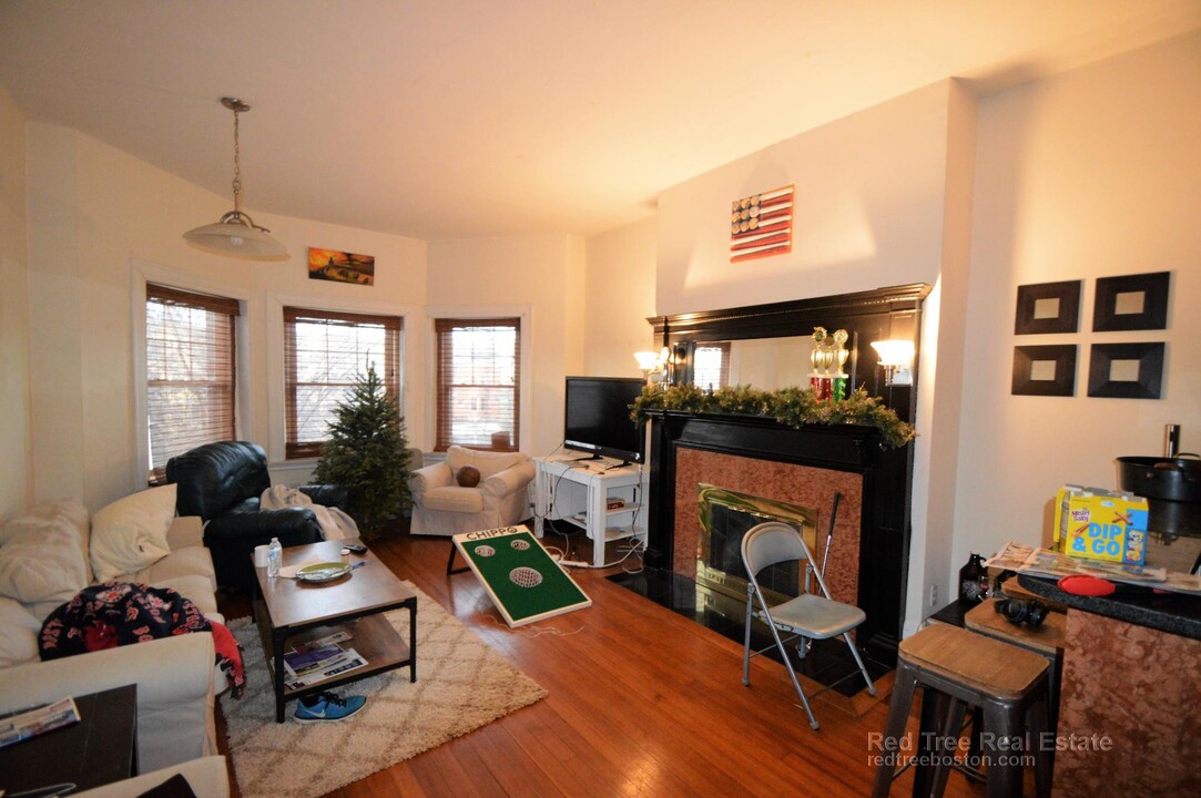 1689 Beacon St, Unit 3 in Brookline, MA - Building Photo