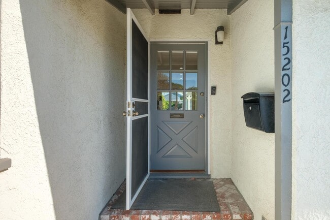 15202 Florwood Ave in Lawndale, CA - Foto de edificio - Building Photo