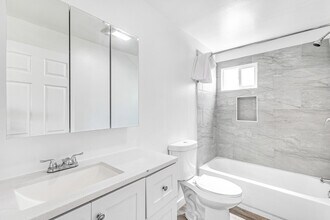 8910 Avalon Blvd, Unit 8910 S Avalon Blvd in Los Angeles, CA - Foto de edificio - Building Photo