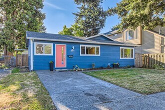 8738 N Calvert Ave in Portland, OR - Building Photo - Building Photo