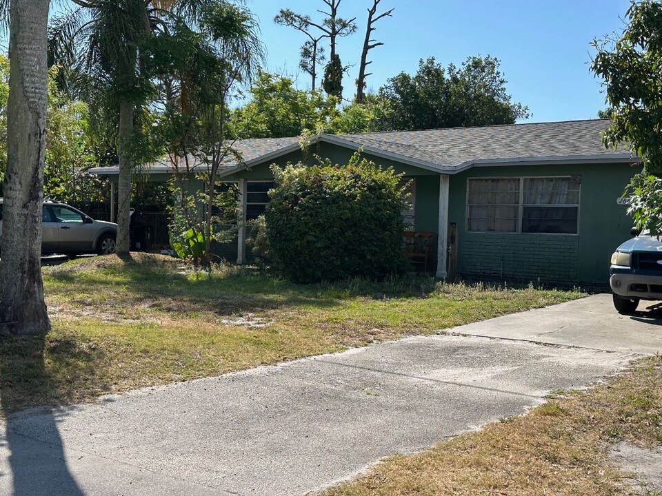 2694 SE Indian St in Stuart, FL - Building Photo