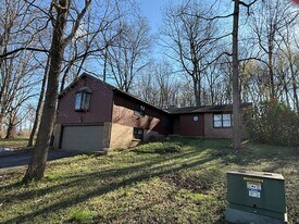 731 Williams Ct in Glen Rock, PA - Building Photo