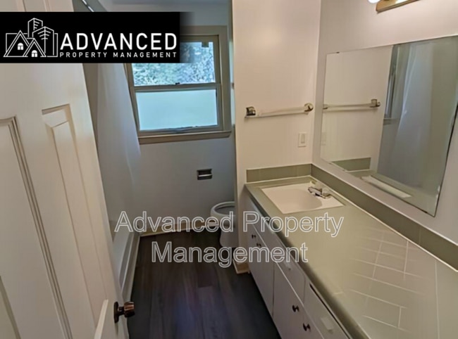 7032A W Mill Rd in Milwaukee, WI - Building Photo - Building Photo