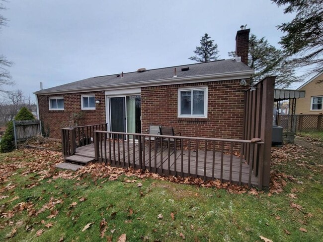 137 Rosemont Dr in Coraopolis, PA - Building Photo - Building Photo