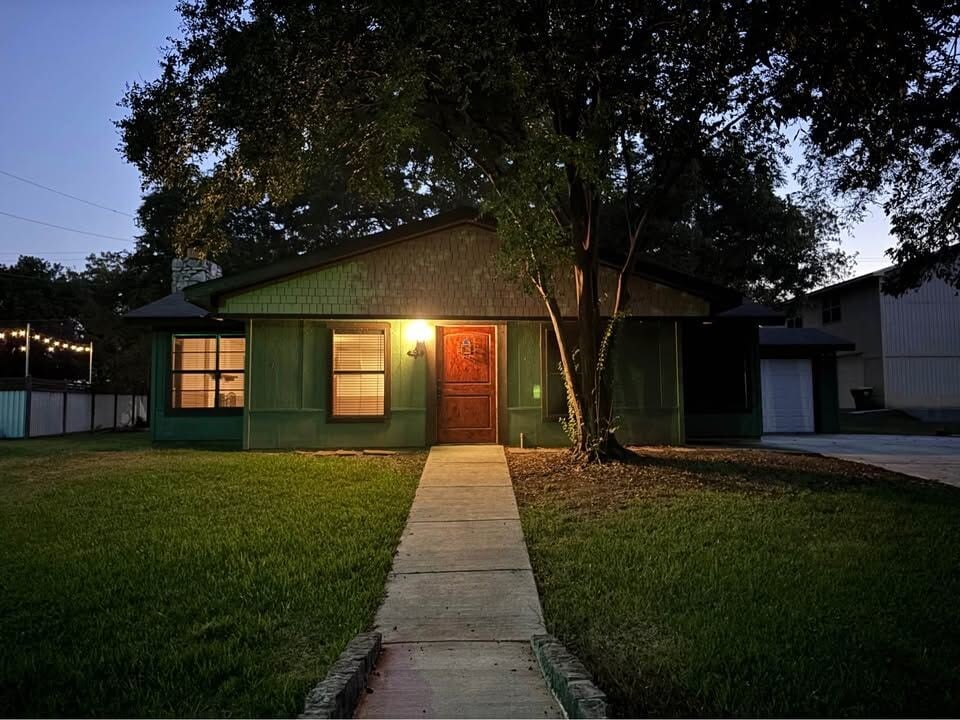 436 E El Camino Real in Weatherford, TX - Building Photo