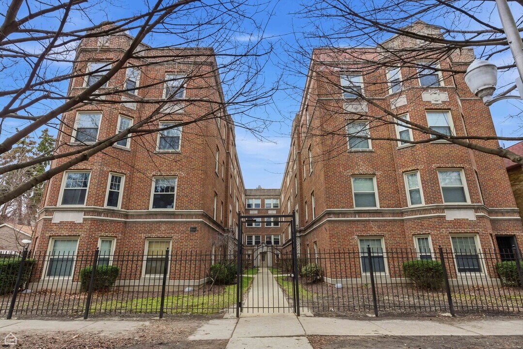 7318 N Honore St in Chicago, IL - Building Photo