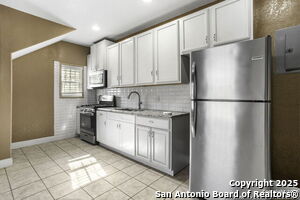 236 E Dullnig Ct in San Antonio, TX - Building Photo - Building Photo