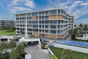 Sloans Curve in Palm Beach, FL - Building Photo