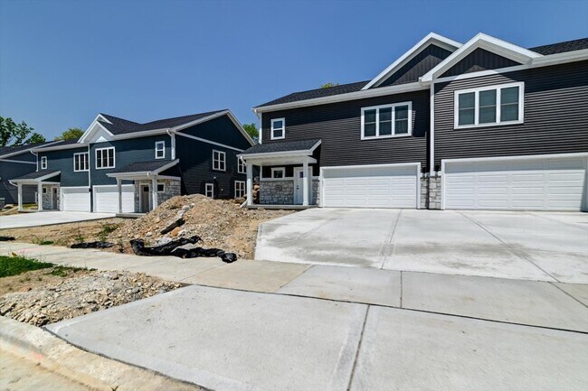 2996 Blue Grass Dr in Stoughton, WI - Foto de edificio - Building Photo