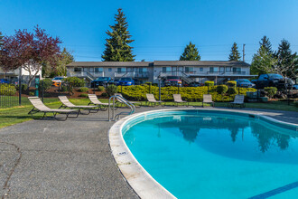 Pinewood Square Apartment Homes in Lynnwood, WA - Foto de edificio - Building Photo