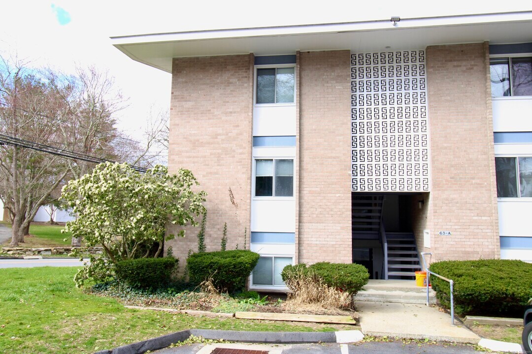 63 Niles Hill Rd in New London, CT - Building Photo