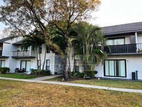 Colonial Village in Hollywood, FL - Foto de edificio - Building Photo