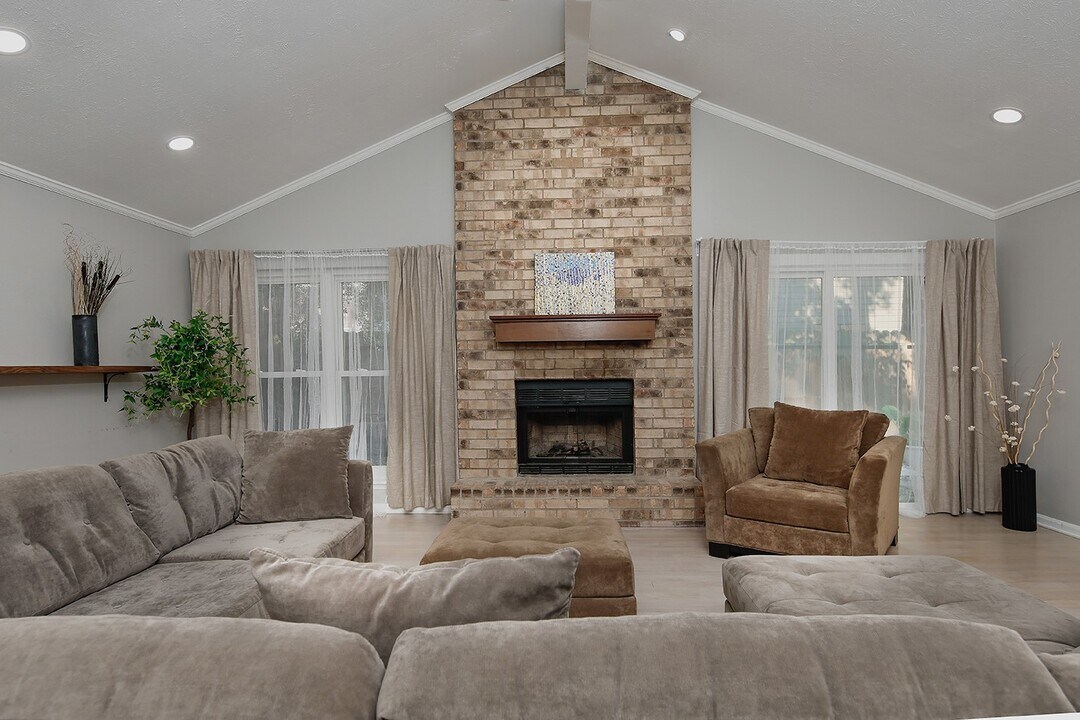 99 N Deerfoot Cir in The Woodlands, TX - Building Photo