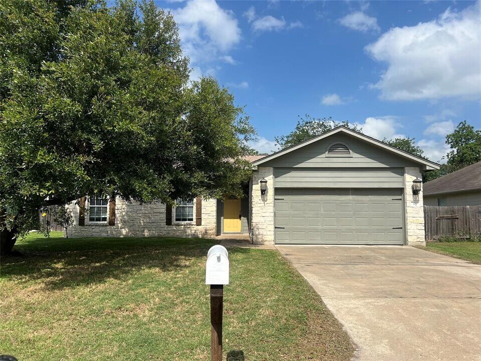 303 Lydia Ln in Thrall, TX - Building Photo