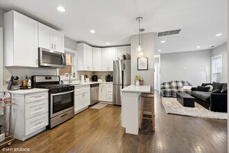 330 W Evergreen Ave in Chicago, IL - Building Photo - Building Photo