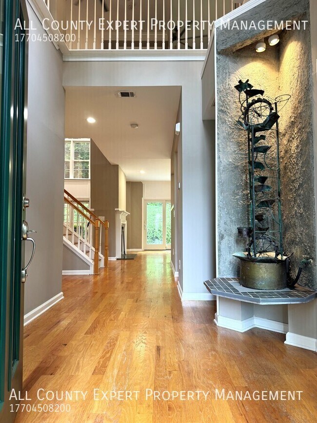 2046 Beaumont Ln in Dunwoody, GA - Building Photo - Building Photo