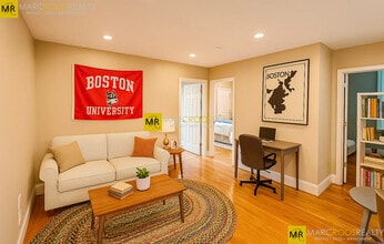 66 Egmont St, Unit 2 in Brookline, MA - Foto de edificio - Building Photo