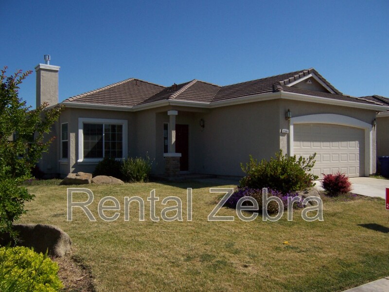 2203 Dinkey Creek Ave in Merced, CA - Building Photo