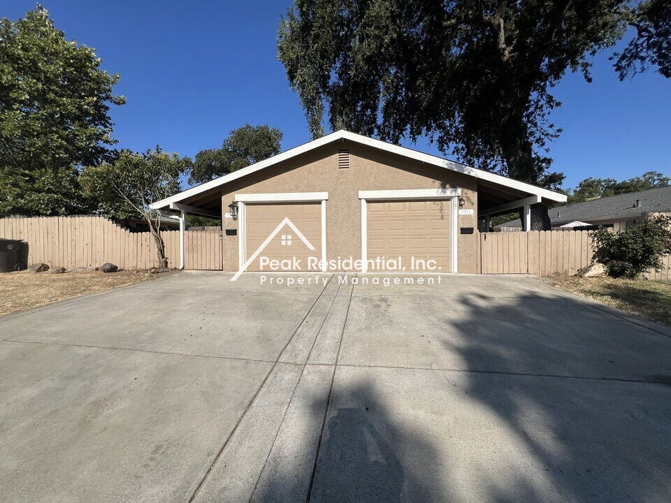 7511 St Philomena Way in Citrus Heights, CA - Building Photo