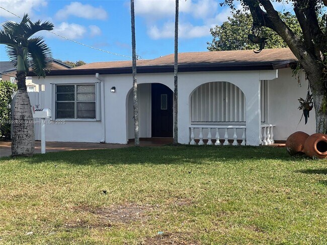 2601 Acapulco Dr in Miramar, FL - Building Photo - Building Photo