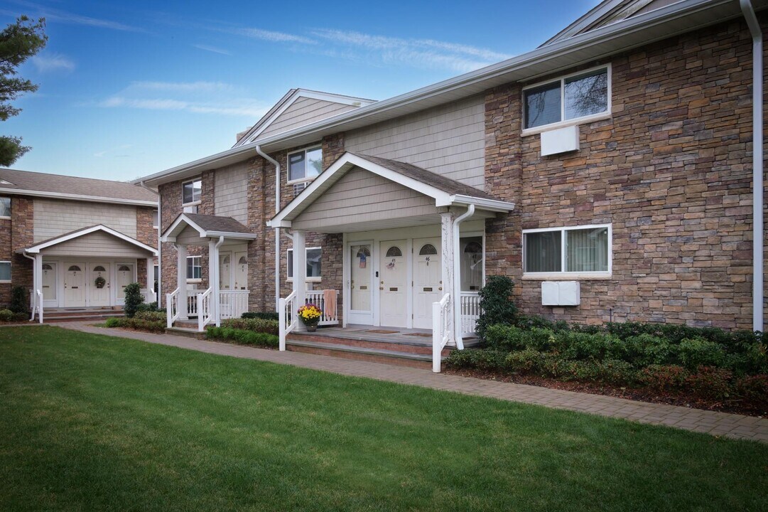 100 Friendly Ct in Babylon, NY - Building Photo