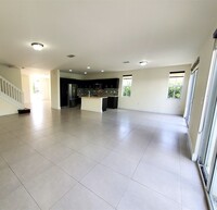 6940 NW 104th Ct in Doral, FL - Foto de edificio - Building Photo