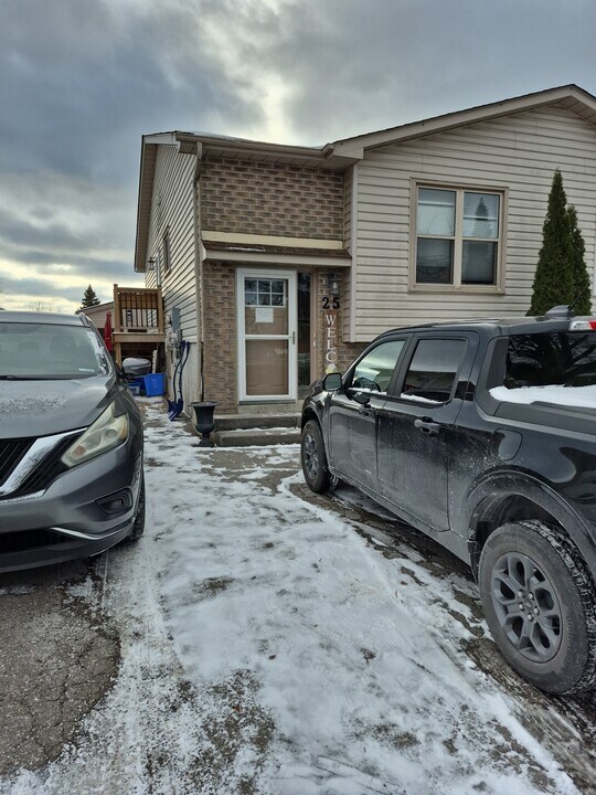 25 Wellington Av E in Oshawa, ON - Building Photo