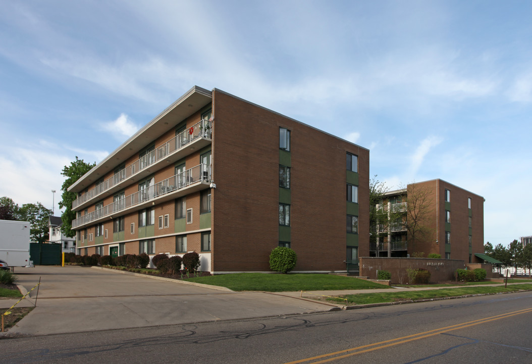 Buchtel House in Akron, OH - Building Photo